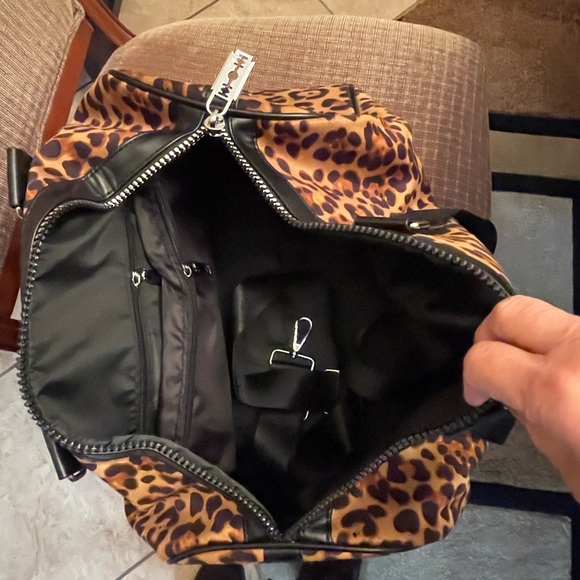 Animal Print Duffle Bag NWOT Unbranded - Picture 2 of 16